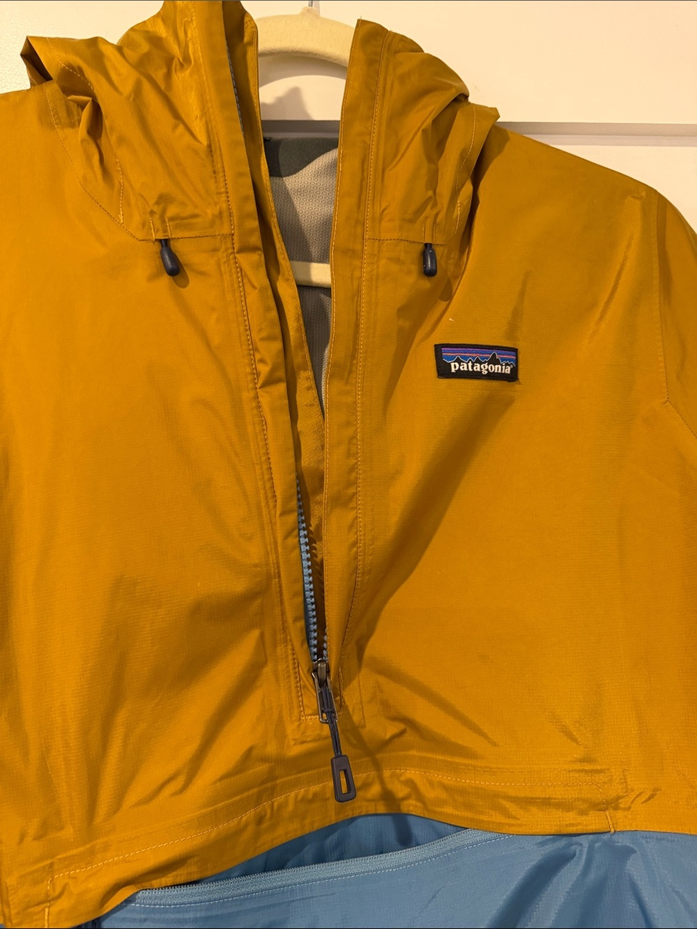 Patagonia K Two-Tone Mustard Yellow and Slate Blue Rain Anorak - Picture 4 of 5